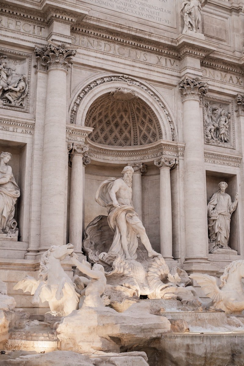 central-sculpture-of-trevi-fountain-in-rome art house studio