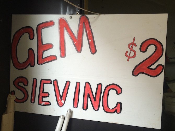 image - gem sieving $2 at lismore gem fest