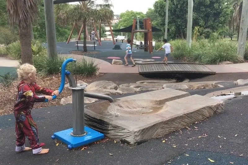 photo - queens park playground water play