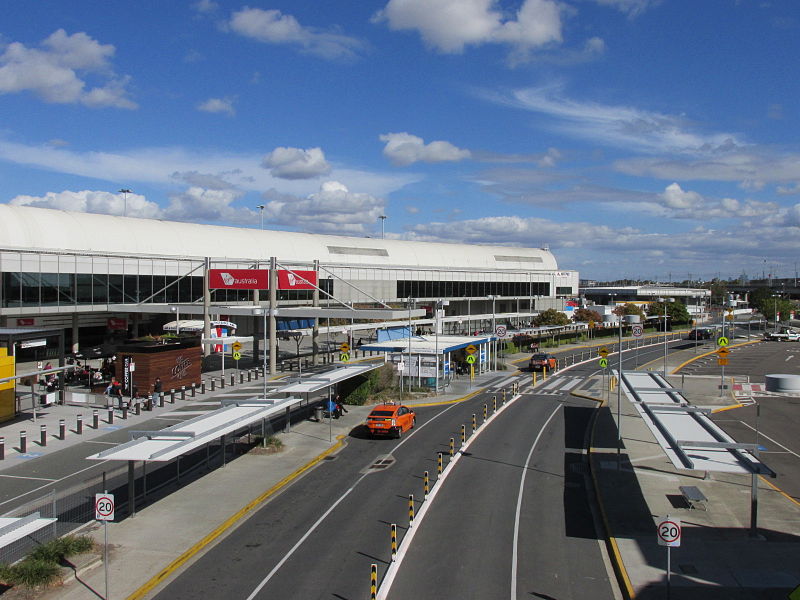 800px-Brisbane_Airport_terminal_from_bridge_1