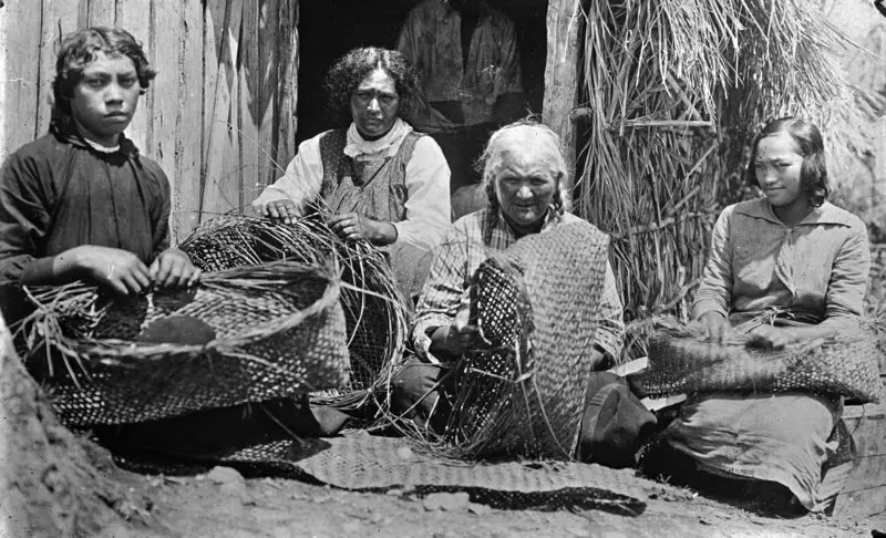 800px-Group_of_Maori_women_weaving_flax_baskets_(kete),_at_Rangiahua,_1918._ATLIB_297992