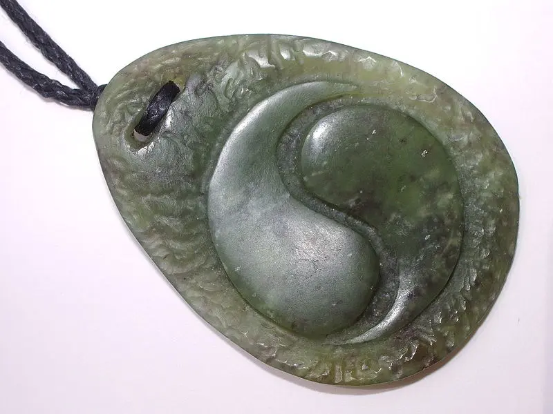 800px-Pounamu_Yinyang greenstone jewellery pic