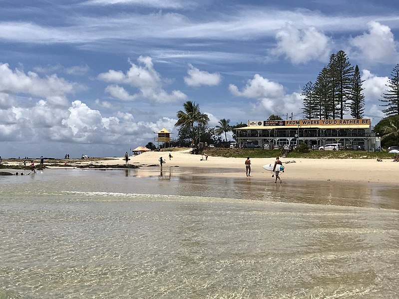 800px-Rainbow_Bay,_Coolangatta,_Queensland_02