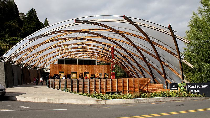 800px-Waitomo_Glowworm_Caves_Visitor_Centre_2012