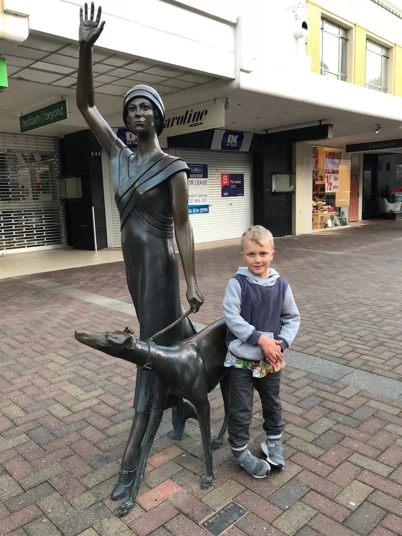 Photo - Napier attractions art deco statue 800