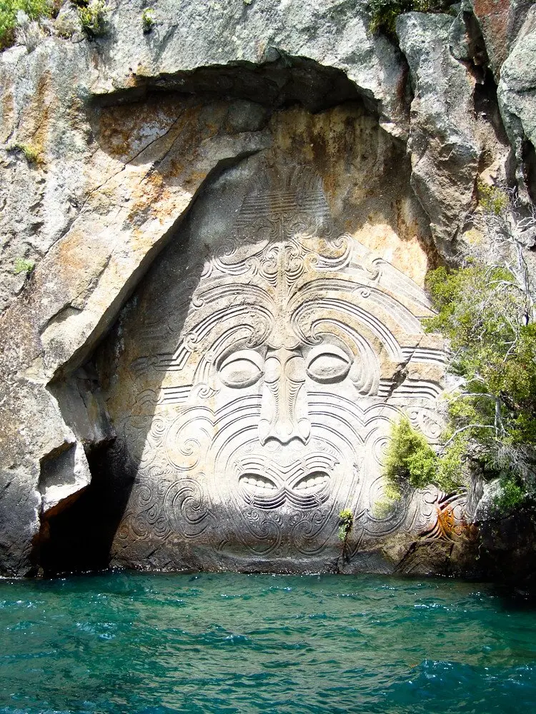 mine bay maori rock carvings by larry koester