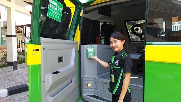 Photo-Kura-Kura-Bus-Bali-bus-with-driver-700