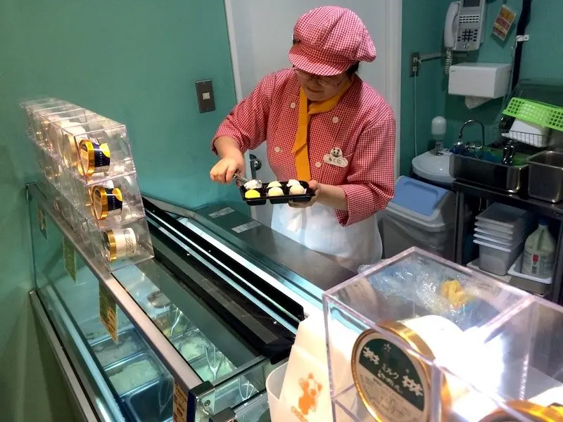 image - serving japanese ice cream at namja town 800