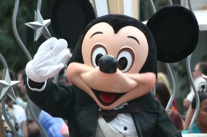 image - disney tips and tricks mickey mouse waving