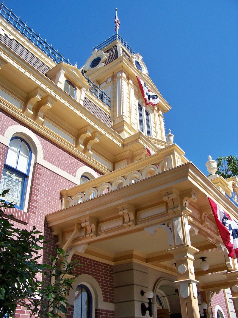 image - disneyland city hall 