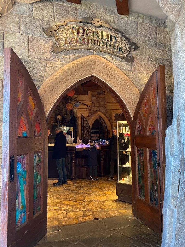 MERLIN L'ENCHANTEUR DISNEYLAND PARIS - SHOP GUIDE