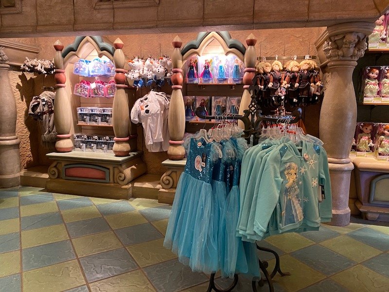 image - disneyland paris LA CHAUMIERE DES SEPT NAIN frozen costumes