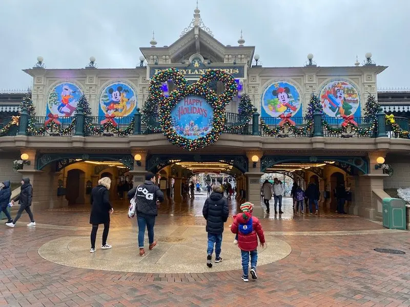 image - disneyland paris christmas entrance