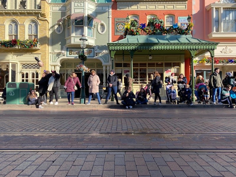 image - disneyland paris christmas main st shops