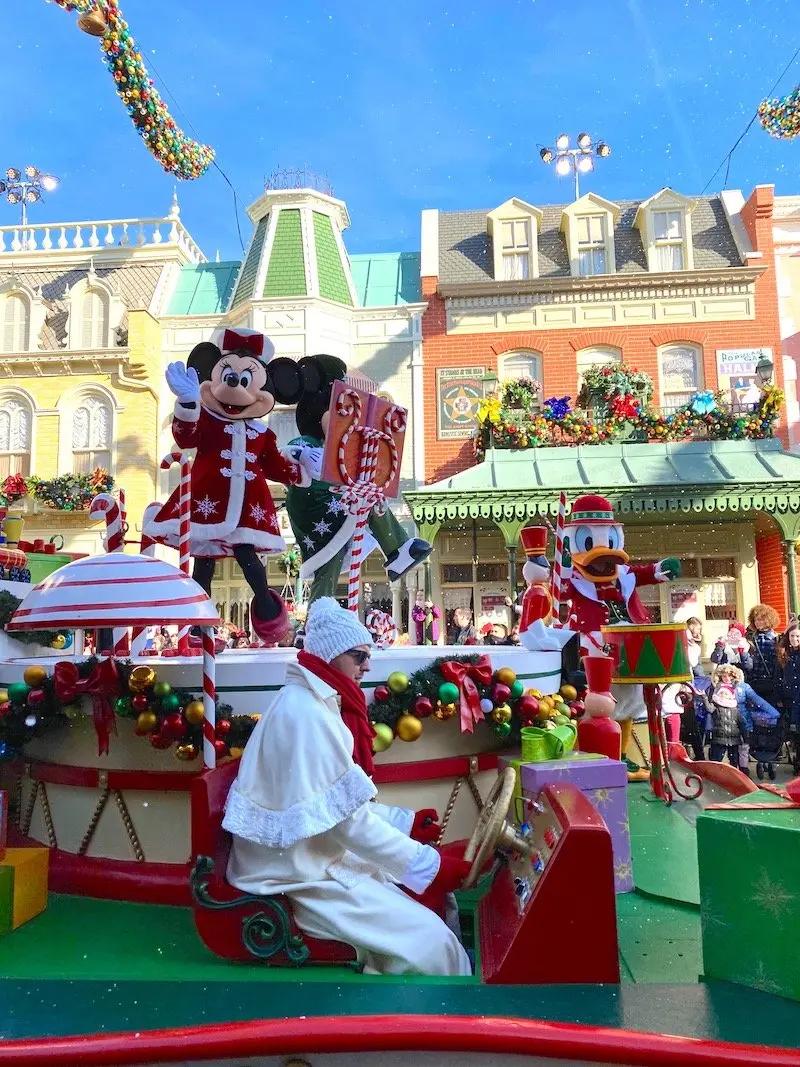 image - disneyland paris christmas mickey and minnie parade