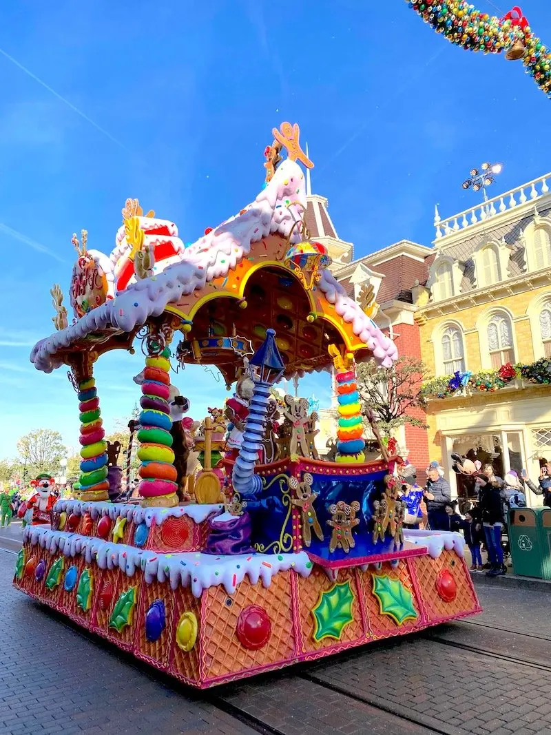 image - disneyland paris christmas parade float gingerbread house