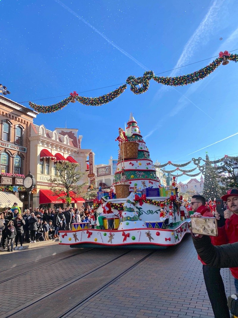 image - disneyland paris christmas parade float