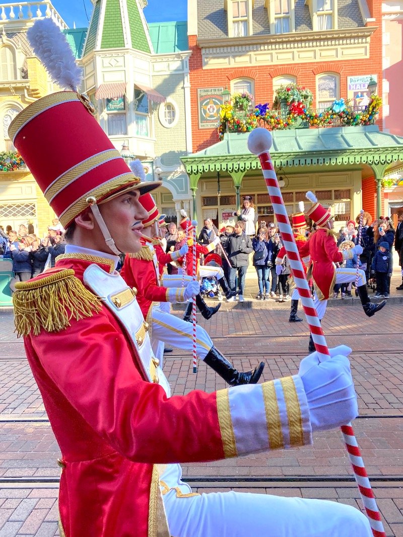 image - disneyland paris christmas parade soldiers 2