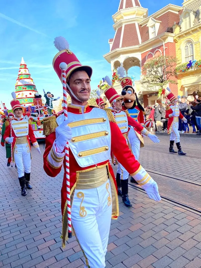 image - disneyland paris christmas parade soldiers PIN