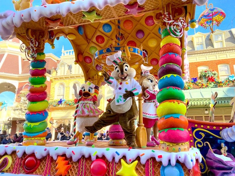 image - disneyland paris christmas parade with chip and dale