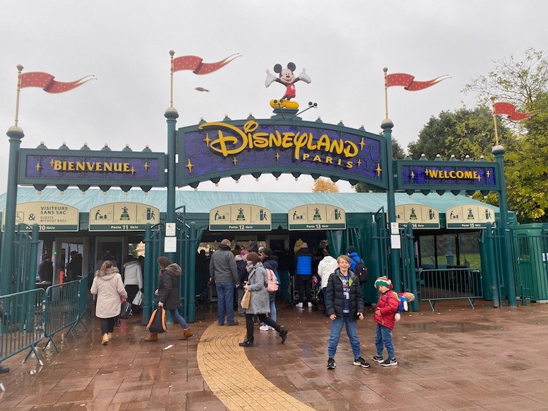 image - disneyland paris entrance with boys