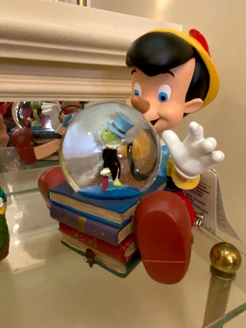 image - disneyland paris pinocchio snowglobe800