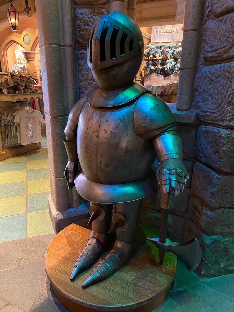 image - suit of armour la chaumiere des sept nains disneyland paris