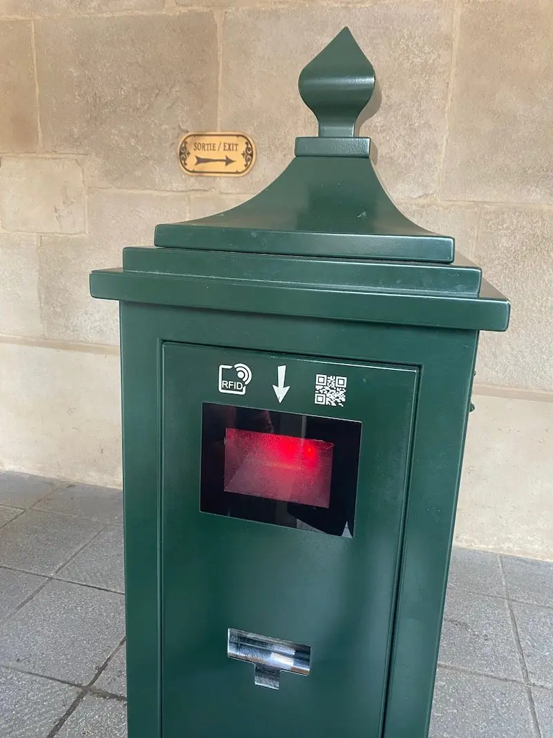 image - disneyland paris fastpass machine