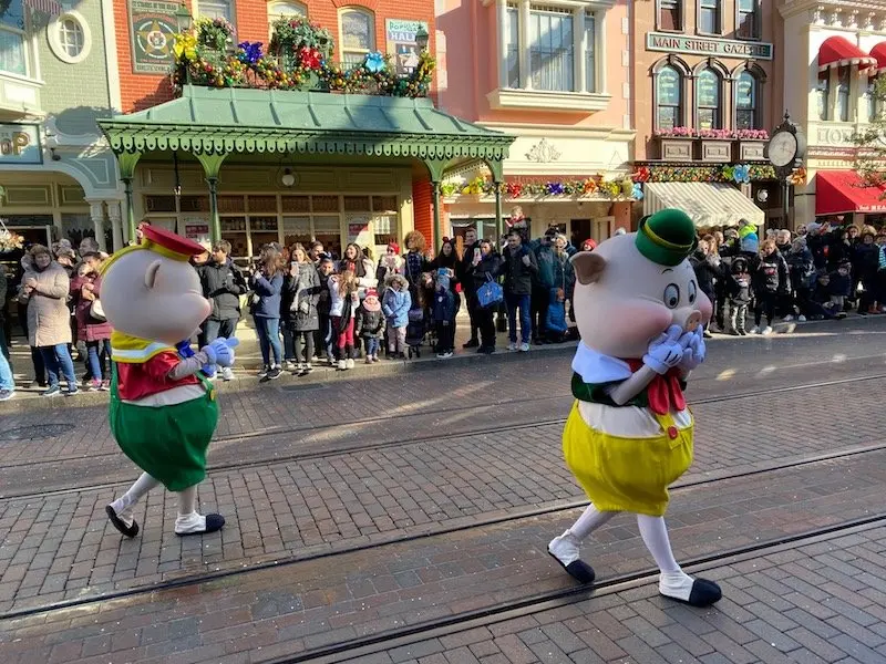 image - disneyland paris parade pigs 800